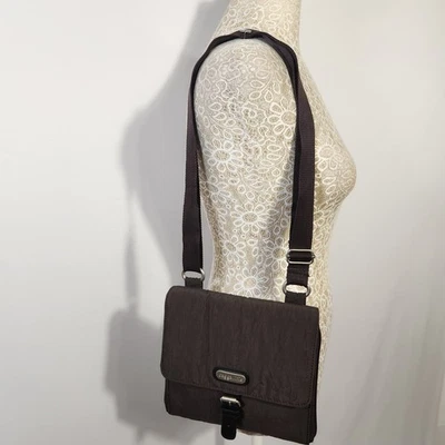 Bolso Bandolera Baggallini Marrón Pequeño Nylon Cuadrado Imitación Hebilla Solapa Cierre con Cremallera Foto 1 de 4