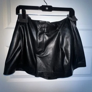 Alice And Olivia Faux Leather Black Shorts 10 - Picture 1 of 5