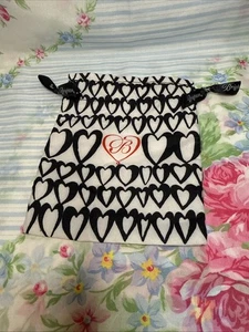 Brighton Schmuckbeutel 5x6" schwarz weiß Herzen rot B Logo Kordelzug Beutel - Bild 1 von 3