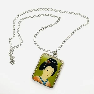 Vintage Dual-Sided Silver Frame Red Green Geisha Pendant Necklace - Picture 1 of 8