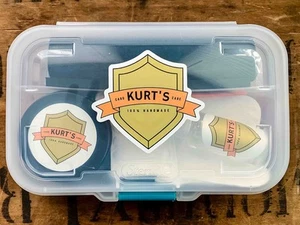 Kurt Card Care Cleaning Kit Pulizia Restauro Carte Pokémon Magic Yu-Gi-Oh - Foto 1 di 4