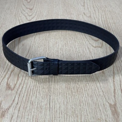 Cinto padrão diamante preto fivela prata tamanho 90 35-36 H&M couro sintético unissex - Imagem 1 de 4