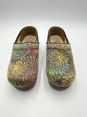 Zuecos Dansko para mujer 37 marrón floral cuero vegano zapatos sin cordones EE. UU. 7 coloridos Foto 1 de 4