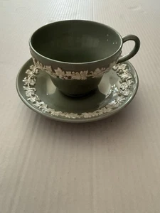 Taza de té y platillo Green Wedgwood Etruria & Barlaston en relieve Queen’s Ware - Imagen 1 de 3