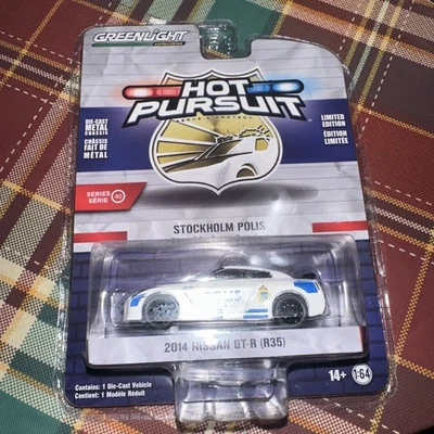 Nissan GT-R (R35) 2014 - Estocolmo Suecia Polis coche escala 1:64 Greenlight 42980D Foto 1 de 3