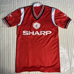 CAMISA DE HOGAR MANCHESTER UNITED 1984 JÓVENES EDAD 13-14 AFILADA ADIDAS (AGUJERO PEQUEÑO) - Imagen 1 de 5