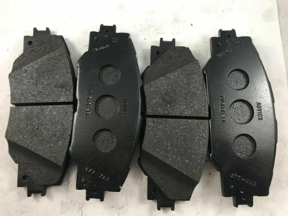 OEM TOYOTA RAV4 SCION TC AND MORE FRONT BRAKE PADS (DOES BOTH WHEELS) - Image 1 of 1