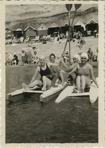 ALTES FOTO - VINTAGE SNAPSHOT - MEER FREIZEIT SCHIFF SCHWIMMER RUDERGERÄT LUSTIG  - Bild 1 von 1