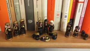 delizioso mini presepe in gesso dipinto 14 statuine - Foto 1 di 4