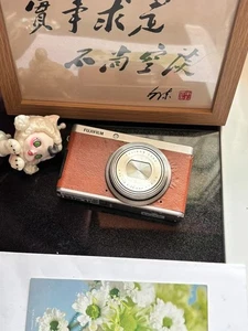 Fujifilm XF1 Simulazione Pellicola Marrone, Ottica IS, LCD 3", Uso Quotidiano/Viaggio - Foto 1 di 5