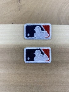 Set di 2 piccole toppe da baseball ricamate con logo MLB sul retro del cappello 1”x.5” - Foto 1 di 1