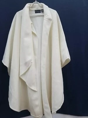Capa Poncho Cálida Specialty House Color Crema Blanco Off, Talla Única Foto 1 de 4