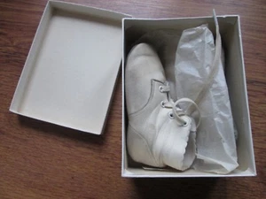 Vintage Mrs Day's Ideal White Baby Shoes Size 3 Style 342 in Original Box - Picture 1 of 6