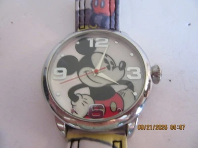 Reloj Disney Unisex MCK958H15 Mickey Mouse Cuero Blanco Cuarzo 41mm 8 3/4" Foto 1 de 4