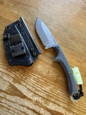 Cuchillo de supervivencia pluma Scout con cuentas de silbato brillante, piedra de afilar y varilla Fero Foto 1 de 4