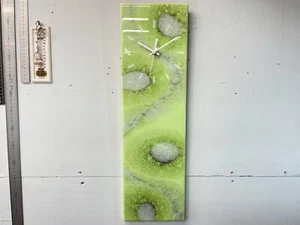 Reloj de pared de resina abstracta rectangular verde pálido - Imagen 1 de 9