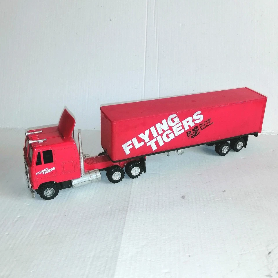 MACK CRUISE LINER 1/45 CAMION A RIMORCHIO FLYING TIGERS MADE IN MACAU A TRAZIONE - Immagine 1 di 4