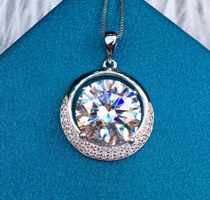 Colgante solitario de moissanita certificado corte redondo de 8,0 mm enchapado en oro blanco de 14 k Foto 1 de 4