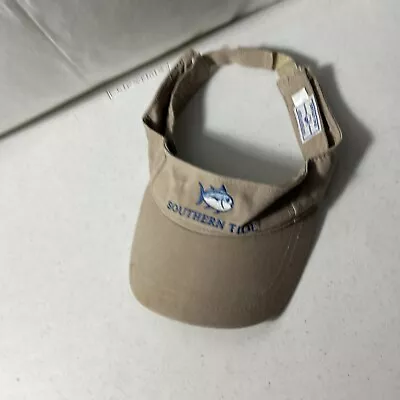 Sombrero visera Southern Tide con correa ajustable color caqui tostado Foto 1 de 4