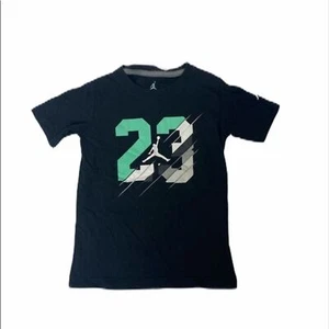Camisa para niño talla 5 Jordan negra logotipo grande manga corta cuello redondo atlética - Imagen 1 de 4