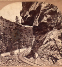 Roche suspendue à Clear Creek Canyon.  Photo Bierstadt Stereoview