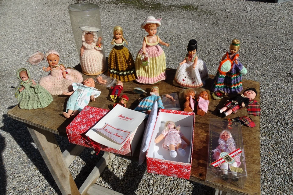 16 STÜCK KLEINE PUPPEN im KONVOLUT verschiedene Marken und unterschiedlich alt - Bild 1 von 4