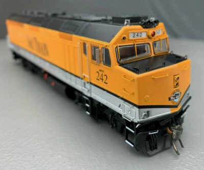 HO Rapido Rio Grande Ski Train #242 Aspen Gold F40PH W/Ditch Lights 83611 HO83 - Image 1 of 4