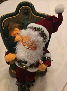 ANNALEE Babbo Natale statuina bambino che gli sussurra all'orecchio sulla sedia 2004 bambola 11" ottime condizioni - Foto 1 di 13