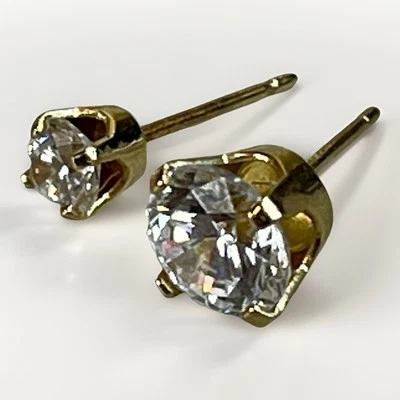 Aretes solitarios de oro amarillo de 14k y circonita cúbica no coincidentes - 0,9 g de peso total Foto 1 de 4