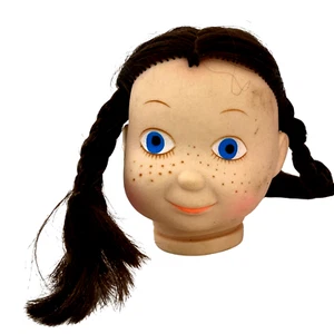 Vintage Vinyl Puppenkopf 4" braune Haarsommersprossen blaue Augen Made in Hong Kong - Bild 1 von 6