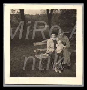 Foto, WW2 Sdt.-Familie aus Plauen, Sdt. Maid und Baby beim Spaziergang b; L231L - Picture 1 of 2