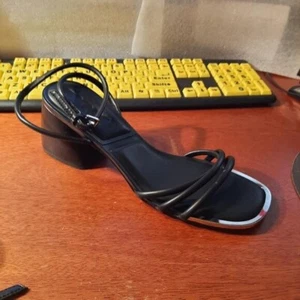NEU! DKNY Trixie Sandalen Knöchelriemen Blockabsatz goldfarben Vorderkantenbesatz schwarz Gr. 9 - Bild 1 von 7