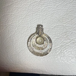 Colgante con dije de piedra transparente con cuentas blancas redondo firmado que faltan pocas cuentas - Imagen 1 de 2
