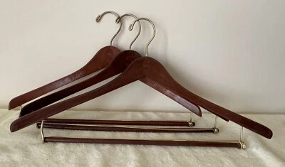 3 PERCHAS DE MADERA MARRÓN HOMBRE 18.5" Y DOS PERCHAS DE TRAJE DE 17" Foto 1 de 3