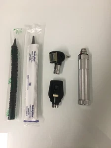 Juego Welch Allyn 3,5 V con otoscopio 25020, mango enchufable oftalmoscopio 11610. - Imagen 1 de 21