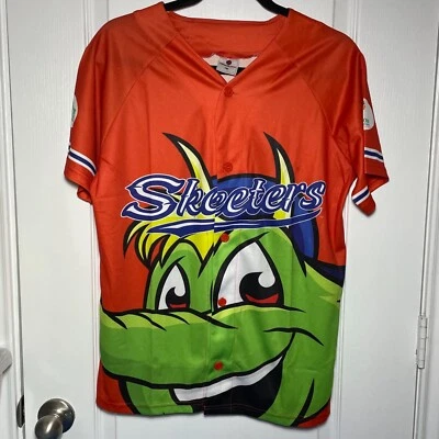 Camiseta deportiva juvenil Sugar Land Skeeters 2021 SGA Skeeters Buddies mascota Swatson mediana Foto 1 de 4