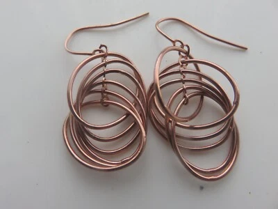 Pendientes colgantes colgantes de oro rosa de 9 quilates 40 mm disponibles en oro amarillo y blanco Foto 1 de 4