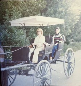 Vintage Foto Schnappschuss zwei Frauen auf Pferd und Buggy Kutsche  - Bild 1 von 2