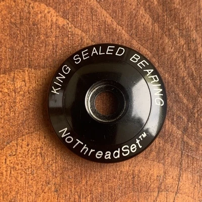 Fone de Ouvido CHRIS KING Top Cap PRETO 1 1/8” NoThreadSet Muito Bom Estado Fabricado nos EUA - Imagem 1 de 4