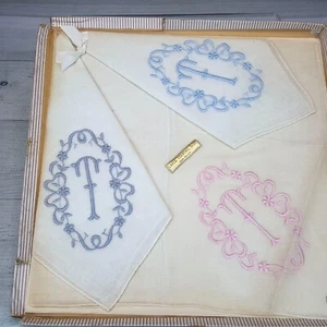 De colección 3 Servilletas de Cóctel Grandes Bordadas T Monograma Hecho en Filipinas Nuevo de Lote Antiguo - Imagen 1 de 5