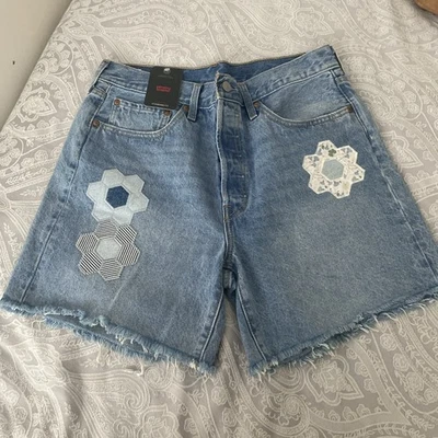 Ladies NWT Levi 501 Shorts Size 32 Patterned  Blue Denim Shorts - Image 1 of 4