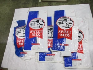 Lot of 5 Empty Woven Plastic Crafts Repurposing -Sweet Mix Feed Bags -Farm Scene - Picture 1 of 3