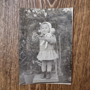 VINTAGE PHOTO - YOUNG GIRL WITH DOLL - Picture 1 of 2
