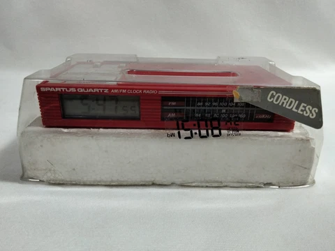 Vintage Spartus Quartz Digital Cordless AM/FM CLOCK RADIO #0151-C1 Red MCM Cover