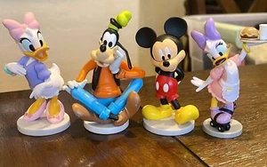 Minifiguras de PVC Disney Mickey Mouse & Friends Goofy y 2 margaritas 4 coleccionables - Imagen 1 de 17