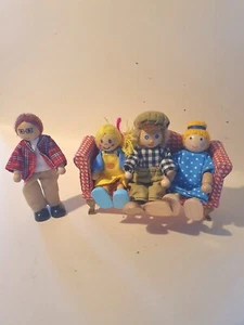Cute 12th Scale Dolls House Sofa And 4 Dolls - Picture 1 of 7