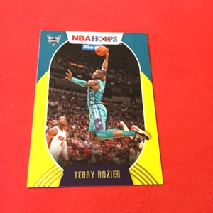 Terry Rozier .. Charlotte Hornets .. Cerchi NBA 2020-21 GIALLO Base Parallela 131 - Foto 1 di 2