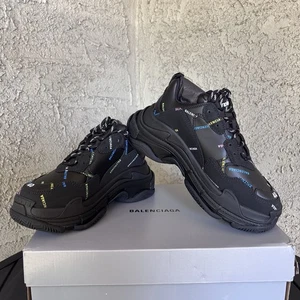 NUEVO EN CAJA $1250 Balenciaga Triple S All Over Logo Mujer Tenis Negras Talla 40 EE. UU. 10 - Imagen 1 de 11