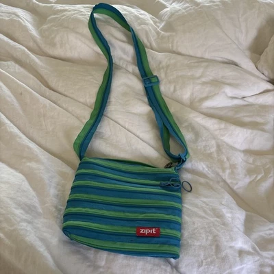 Bolso bandolera a rayas azules verdes ZIPIT Y2K Lavable mediano  Foto 1 de 3