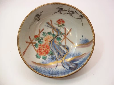 Antiguo cuenco Imari japonés de la década de 1850 con grúas pintadas a mano y bordes con volantes Foto 1 de 4